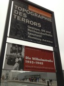 Hinweisschild zur Ausstellung "Topographie des Terrors"