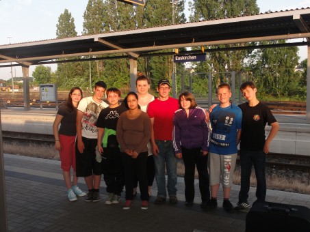Foto der Schülerinnen und Schüler am Bahnhof