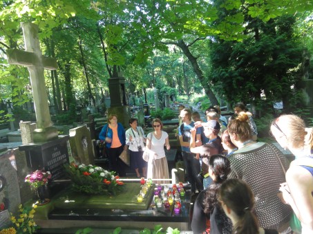 Foto der Gruppe am Grab von Irena Sendler