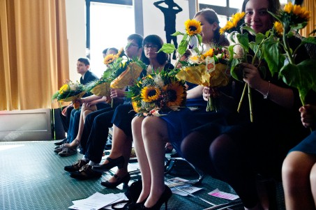 Die Abschlussschüler mit ihren Blumen