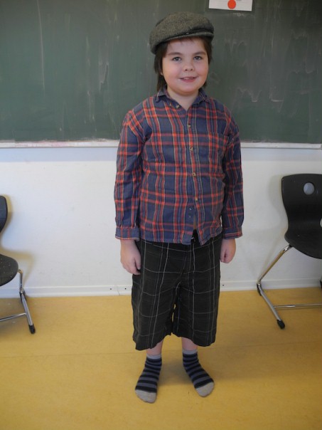 Foto eines Schülers mit Kleidung von früher
