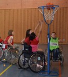 Schülerinnen und Schüler beim Rolli-Basketball