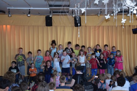 Foto der singenden Schüler