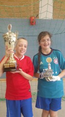 SchülerInnen der LVR-Irena-Sendler-Schule mit dem Fairplay-Pokal