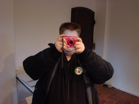 Foto eines Schülers mit Kamera