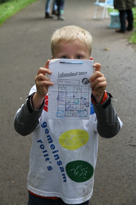 Ein Schüler zeigt eine Stempelkarte beim Lebenslauf der LVR Irena Sendler Schule 2017.