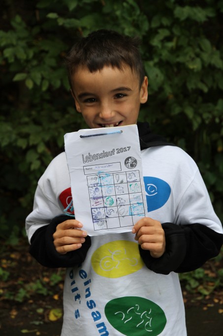 Ein Schüler zeigt eine Stempelkarte beim Lebenslauf der LVR Irena Sendler Schule 2017.