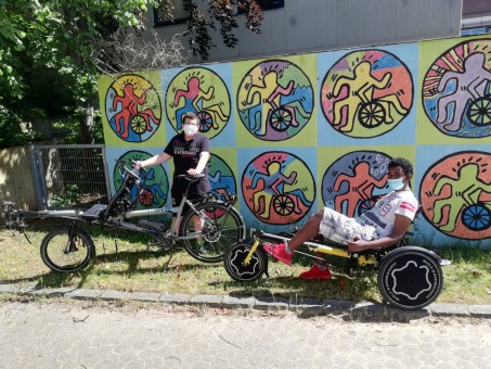 Foto des Rades mit zwei Schülern