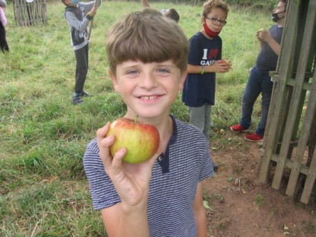 Foto: Schüler mit Apfel