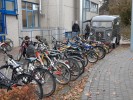 Die reparierten Fahrräder mit der rollenden Werkstatt der Firma Schumacher