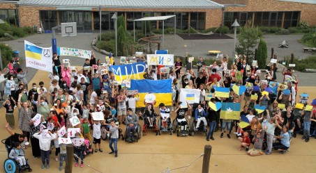 Die Schülerinnen und Schüler der LVR Irena Sendler Schule präsentieren ihre Solidarität mit der Ukraine
