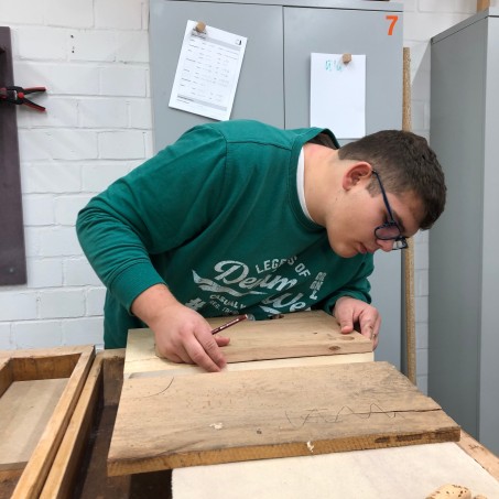 Foto eines Schülers in der Holzwerkstatt