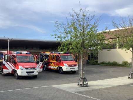 Die Fahrzeuge der Feuerwehr parken auf dem Schulhof