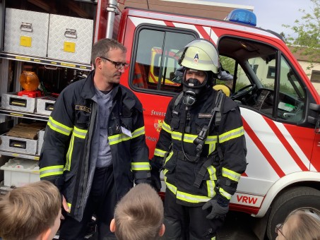 Ein Feuerwehrmann in kompletter Ausrüstung