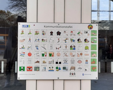 Die Kommunikationstafel mit Metacom Symbolen auf dem Schulhof