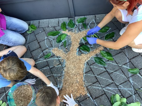 Aus Sägespänen einen Fronleichnam Teppich
