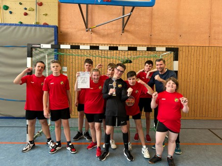 Die Fusballmannschaft der LVR Irena Sendler Schule freut sich über den Pokal