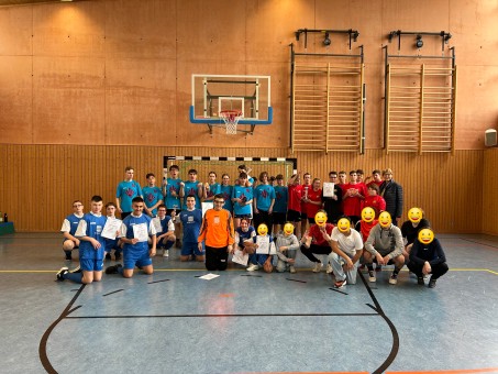 Alle Mannschaften des Fusballturniers an der LVR Irena Sendler Schule auf dem gemeinsamen Siegerfoto