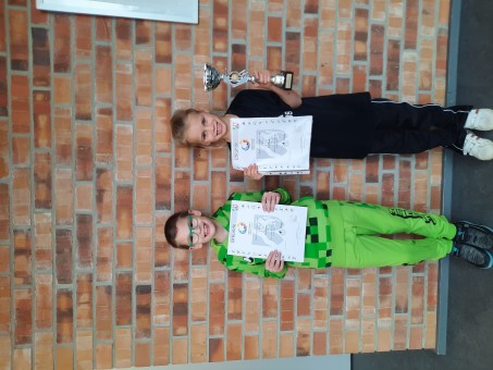 2 Kinder des Fussballteams der Irena Sendler Schule Euskirchen