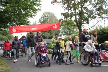 Schülerinnen und Schüler beim Lebenslauf 2024 an der Steinbachtalsperre