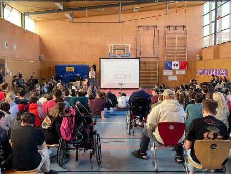 Foto der gesamten Turnhalle mit Gästen