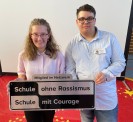 Foto unserer Schülersprecher mit Schild