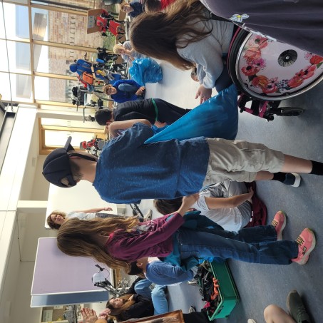 Die SchülerInnen und Schüler sammeln Müll im Rahmen des Clean Up Days 2025