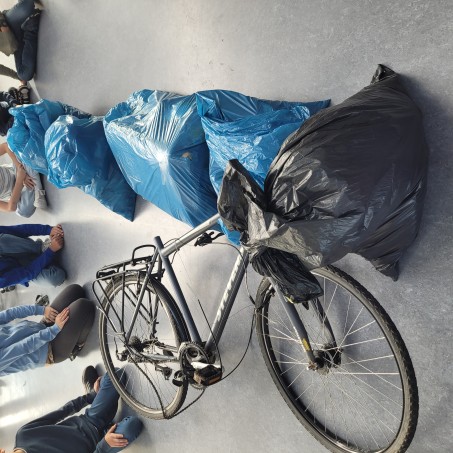 Die SchülerInnen und Schüler sammeln Müll im Rahmen des Clean Up Days 2025