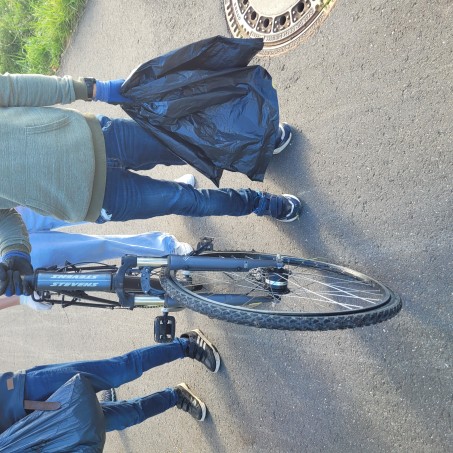 Die SchülerInnen und Schüler sammeln Müll im Rahmen des Clean Up Days 2025