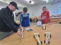 Die Sch&uuml;ler der LVR Irena Sendler Schule beim Bau der aufzuiehbaren Holzfahrzeuge.