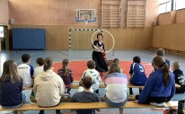 Zirkusartistin Ivana Dužanec zu Besuch in der Schulzirkusgruppe Eulino